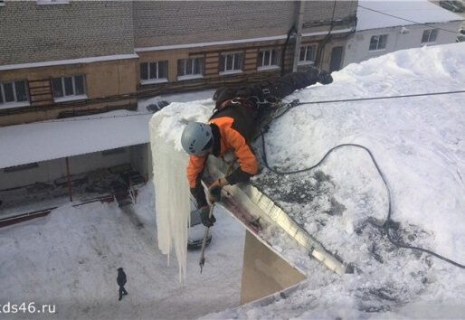 Чистка крыши от снега, наледи и сосулек